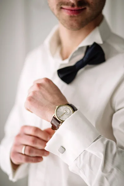 Το χέρι ενός άνδρα με ένα ρολόι. ρολόι χειρός, κλασικό — Φωτογραφία Αρχείου