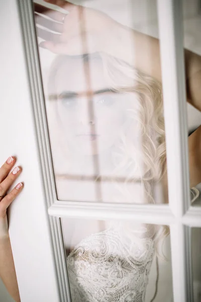 Fashionable and modern bride, beautiful blonde girl, smiling with happiness and love — Stock Photo, Image