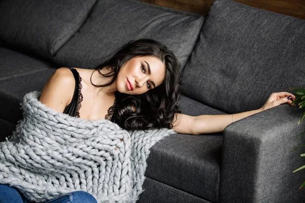 Bonito jovem mulher sentada no chão em jeans azuis e camisa azul, moda — Fotografia de Stock