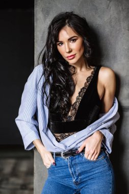 Gri arka planda güzel bir kadın modelin portresi