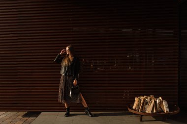 Sokak modası. Güneş gözlüklü güzel bir kadın. Göz kamaştırıcı, 