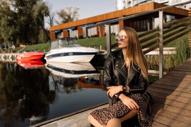 Çalışan genç bir iş kadını. Bir yatın arka planında, su...