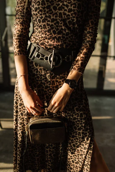 Cerca de los detalles de la moda, joven mujer de negocios bolsa de mano, caliente — Foto de Stock