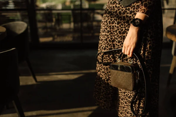 Nahaufnahme Modedetails, junge Geschäftsfrau hält Tasche, warm — Stockfoto