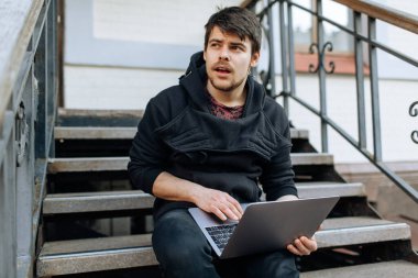 Şehir merkezinde dizüstü bilgisayarıyla çalışan genç bir erkek. Belgesinde bir şey yazan bağımsız bir kişi. İnternet üzerinden arkadaşlarla sohbet etmek, webcam