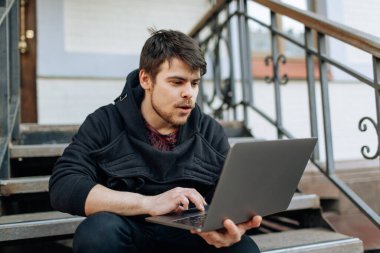 Şehir merkezinde dizüstü bilgisayarıyla çalışan genç bir erkek. Belgesinde bir şey yazan bağımsız bir kişi. İnternet üzerinden arkadaşlarla sohbet etmek, webcam