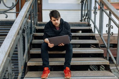 Şehir merkezinde dizüstü bilgisayarıyla çalışan genç bir erkek. Belgesinde bir şey yazan bağımsız bir kişi. İnternet üzerinden arkadaşlarla sohbet etmek, webcam
