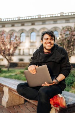 Şehir merkezinde dizüstü bilgisayarıyla çalışan genç bir erkek. Belgesinde bir şey yazan bağımsız bir kişi. İnternet üzerinden arkadaşlarla sohbet etmek, webcam