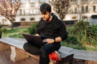 Şehir merkezinde dizüstü bilgisayarıyla çalışan genç bir erkek. Belgesinde bir şey yazan bağımsız bir kişi. İnternet üzerinden arkadaşlarla sohbet etmek, webcam