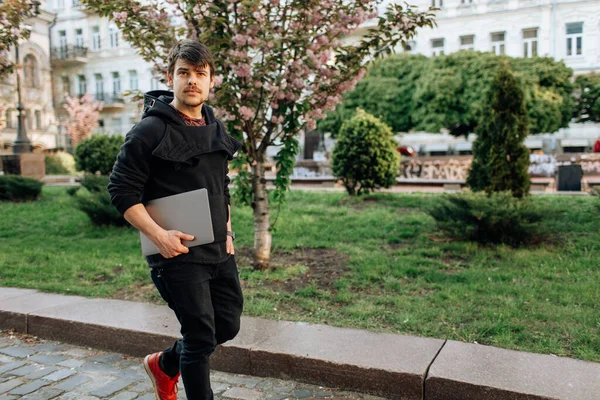 Bem Sucedido Asiático Empresário Andando Rua Segurando Laptop Sua Mão — Fotografia de Stock