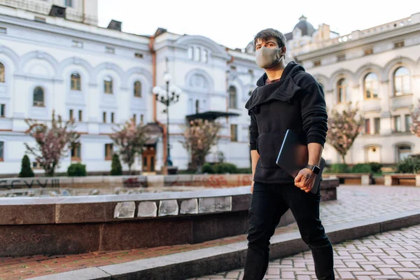 Framgångsrik Asiatisk Affärsman Som Går Gatan Och Håller Bärbar Dator — Stockfoto