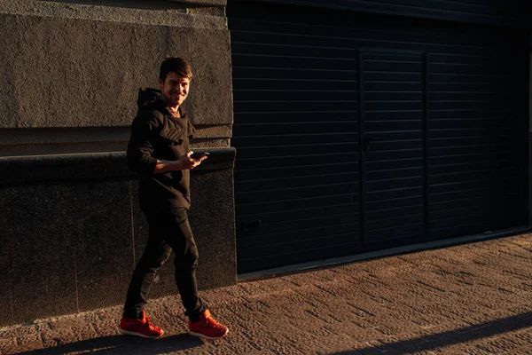 Jovem Sorridente Feliz Usando Telefone Inteligente Moderno Enquanto Está Passarela — Fotografia de Stock