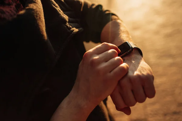 Hombre Mirando Reloj Inteligente Ciudad Concepto Empresarial — Foto de Stock