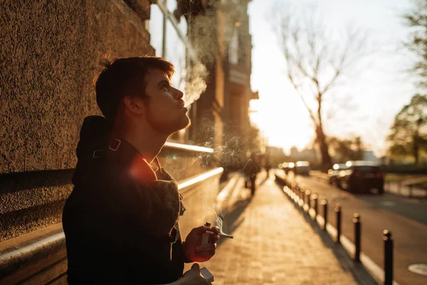 Joven Fuma Atardecer Medio Ciudad — Foto de Stock