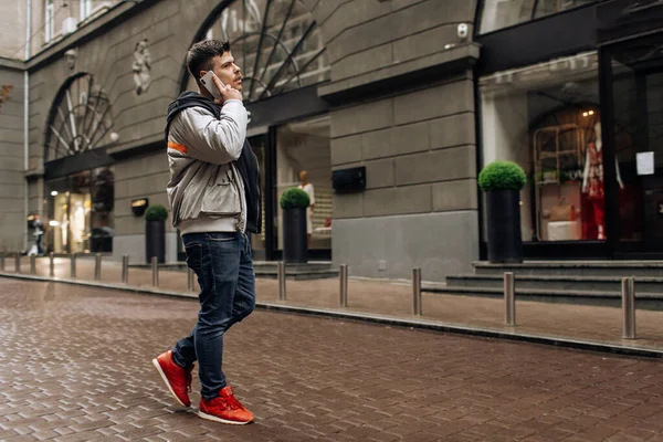 Retrato Jovem Feliz Andando Rua Olhando Para Lado Enquanto Fala — Fotografia de Stock
