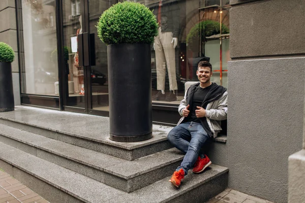 Retrato Jovem Caminhando Pela Cidade Morena Barba Sorriso Alegre Lindo — Fotografia de Stock