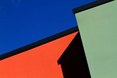 Farklı renk formları duvardaki