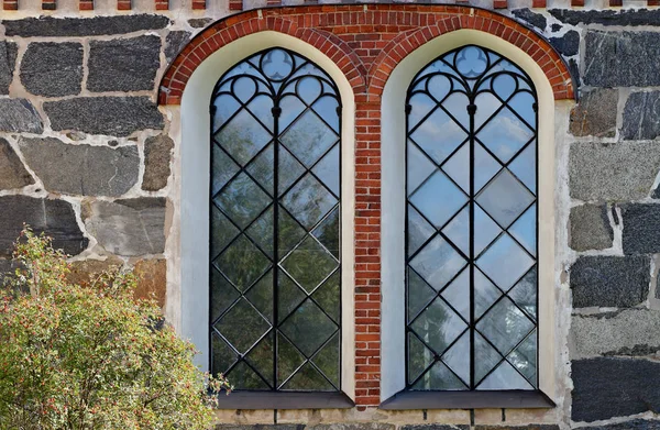 Muro Pietra Chiesa Con Due Grandi Finestre — Foto Stock