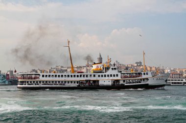  Duman çıkaran ve Karadeniz 'deki Golden Horn körfezinde yelken açan bir feribot.