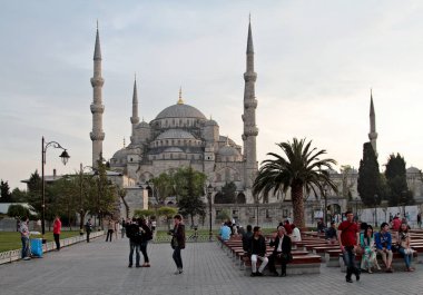 Sofya 'da bir cami, minareleri ve binanın önündeki park akşam ışığında.