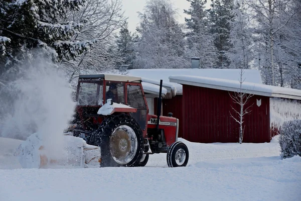 Snöplog med traktor en vintermorgon i januari — Stockfoto