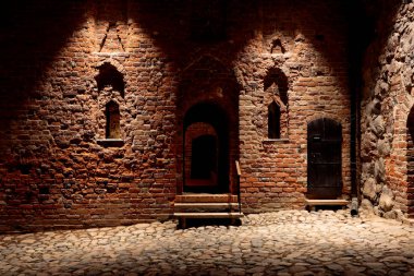 Eski bir şatonun taşlı avlusu 