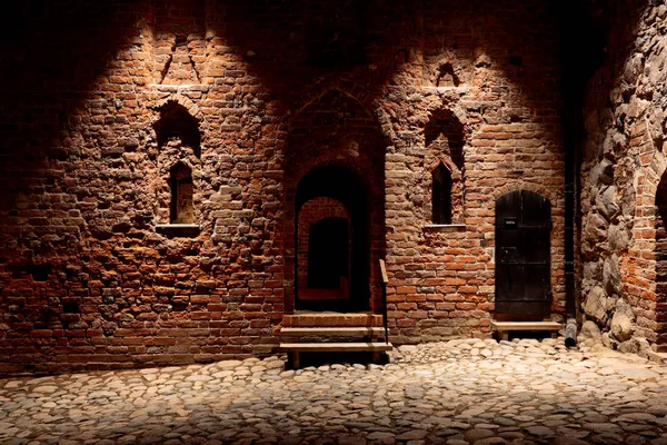 Eski bir şatonun taşlı avlusu 