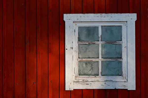 凍てつくガラスの小さな古い窓 — ストック写真