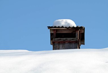 Çatıda çürük bir baca var.