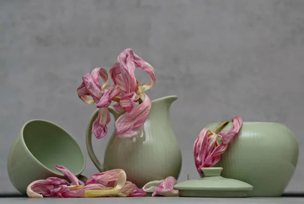 Pétales Tulipe Rose Avec Plat Vert Sur Une Table Avec — Photo