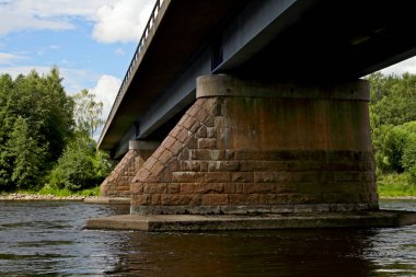 Köprü tabutları taştan ve betondan yapılmıştır.