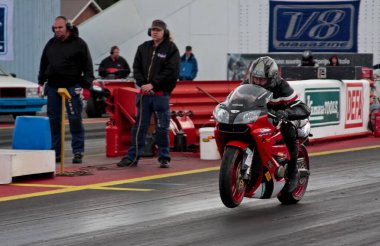 Alastaro Finland 08 / 30 / 2008 Nitro yanmasıyla çeyrek mil yarışında hız kazanan bir kalkış yarışı bisikleti