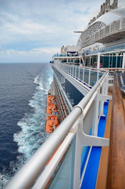 Denizde gemi gezisi.