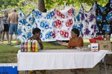 Dravuni Adası, Kadavu Grubu, Fiji - 11.02.2020: Kadınlar yolculara su satıyor