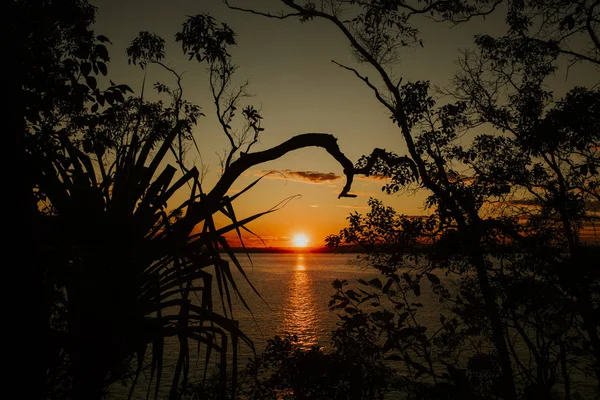 Vista do pôr do sol no lago — Fotografia de Stock