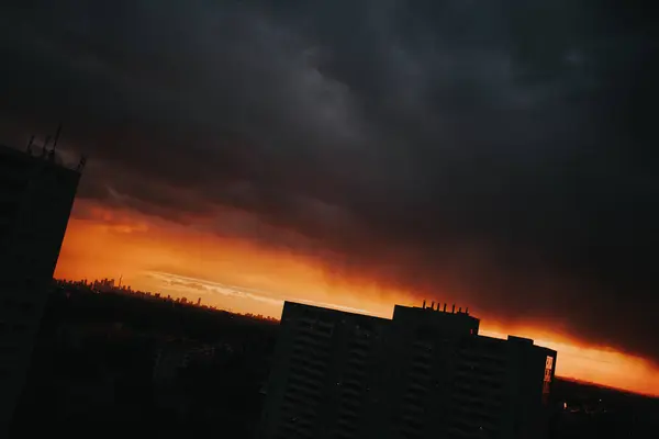 Solnedgången på stadens silhuett — Stockfoto