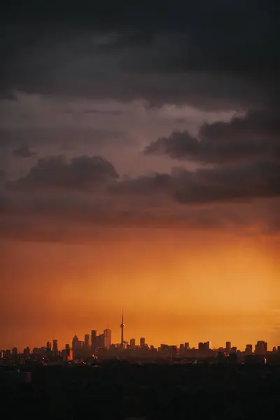 Vista do pôr do sol no horizonte da cidade — Fotografia de Stock