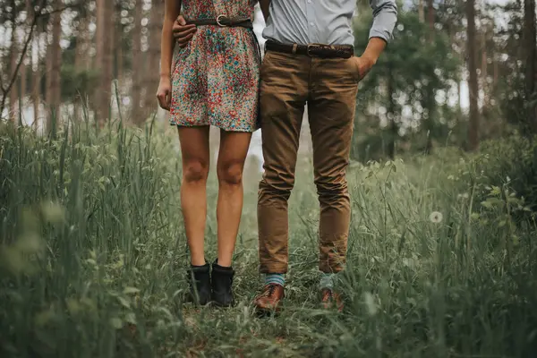 Staande op de met gras begroeide veld (echt) paar — Stockfoto