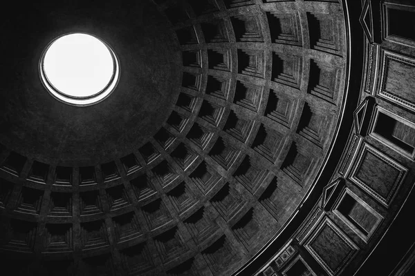 Vue intérieure de l'oculus (trou) et dôme du Panthéon à Rom — Photo