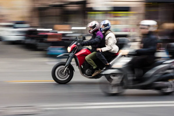 Para na motocyklu zoom poprzez ruch w Rzym, Włochy. 19 marca 2017 r.. — Zdjęcie stockowe