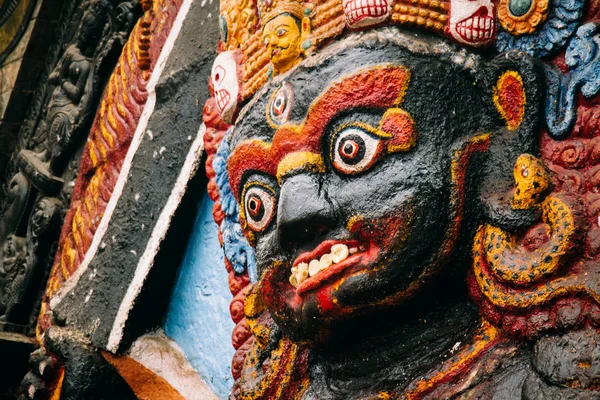 Primer plano del terriblemente retratado Bhairav en Durbar Square, Katmandú . —  Fotos de Stock