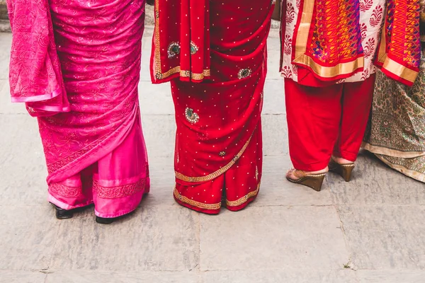 Tre donne vestite con sari colorati. Composizione astratta loo — Foto Stock