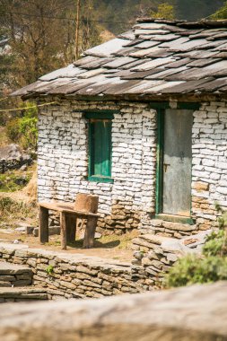 Nepal, Şubat 2017: Bir işaret, Birethanthi, Ghorepani giden yolu gösterir Annapurna devre başlangıcı trek Annapurna bölgesinde, Nepal.