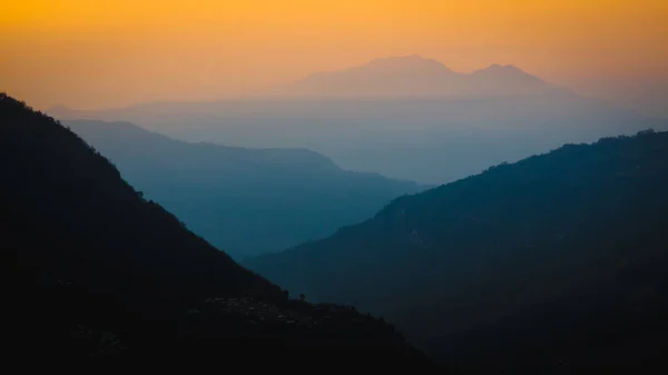 Nepal, março de 2017: Um sinal indica o caminho para Ghorepani em Birethanthi, o início da caminhada do circuito de Annapurna na região de Annapurna, Nepal . — Fotografia de Stock