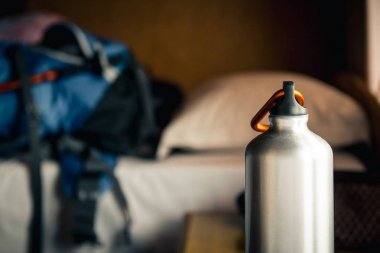 Nepal, Şubat 2017: Bir işaret, Birethanthi, Ghorepani giden yolu gösterir Annapurna devre başlangıcı trek Annapurna bölgesinde, Nepal.