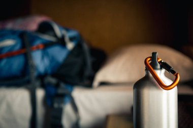 Nepal, Şubat 2017: Bir işaret, Birethanthi, Ghorepani giden yolu gösterir Annapurna devre başlangıcı trek Annapurna bölgesinde, Nepal.