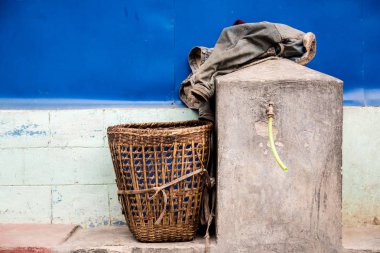 Nepal, Şubat 2017: Bir işaret, Birethanthi, Ghorepani giden yolu gösterir Annapurna devre başlangıcı trek Annapurna bölgesinde, Nepal.
