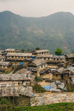 Nepal, Şubat 2017: Bir işaret, Birethanthi, Ghorepani giden yolu gösterir Annapurna devre başlangıcı trek Annapurna bölgesinde, Nepal.