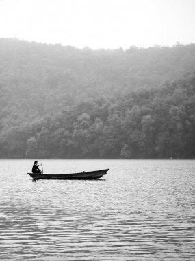 Nepal, Şubat 2017: Bir işaret, Birethanthi, Ghorepani giden yolu gösterir Annapurna devre başlangıcı trek Annapurna bölgesinde, Nepal.