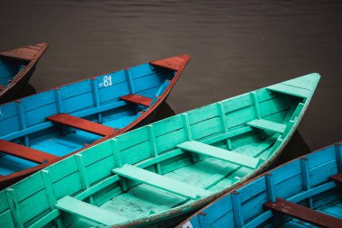 Nepal, Şubat 2017: Bir işaret, Birethanthi, Ghorepani giden yolu gösterir Annapurna devre başlangıcı trek Annapurna bölgesinde, Nepal.